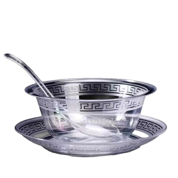 Set de tacâmuri de unică folosință, patru piese: boluri, farfurii, căni și linguri, transparente, ambalate individual, de calitate alimentară.