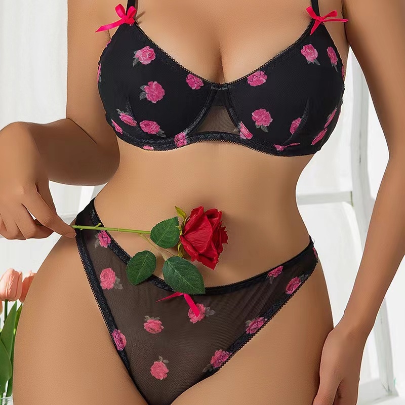Dvostruki set donjeg rublja: seksi push-up grudnjak s postavom i mrežasti prozirni top s cvjetnim motivom