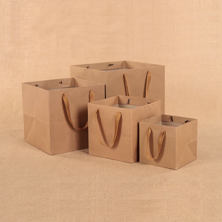 Geantă cadou cu bază pătrată, geantă de hârtie cu mâner, imprimare siglă posibilă, geantă de ambalare pentru pizza, hârtie kraft, dimensiuni 25x25x25 cm până la 30x30x30 cm