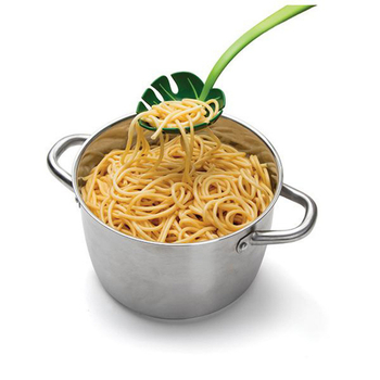 Lingură de strecurare creativă, în formă de frunză verde, pentru tăiței și supă