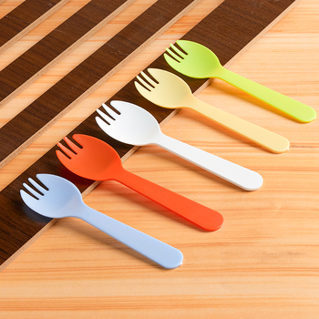 Tacâmuri din plastic de unică folosință: furculițe și linguri groase pentru tort, fructe și înghețată, ambalate individual