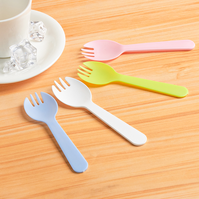 Tacâmuri din plastic de unică folosință: furculițe și linguri groase pentru tort, fructe și înghețată, ambalate individual