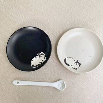 Farfurie din porțelan cu schiță de pisică sub glazură, design pisică, rotundă 12–13 cm, compatibilă cu microunde, pentru salate și sushi