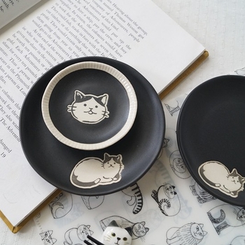 Farfurie din porțelan cu schiță de pisică sub glazură, design pisică, rotundă 12–13 cm, compatibilă cu microunde, pentru salate și sushi