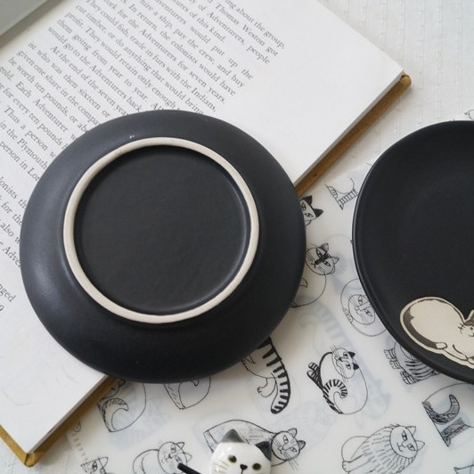 Farfurie din porțelan cu schiță de pisică sub glazură, design pisică, rotundă 12–13 cm, compatibilă cu microunde, pentru salate și sushi