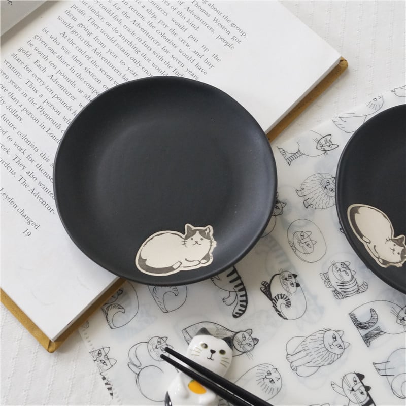 Farfurie din porțelan cu schiță de pisică sub glazură, design pisică, rotundă 12–13 cm, compatibilă cu microunde, pentru salate și sushi