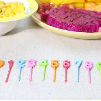Furculițe de fructe din plastic transparent, design creativ, cu mâner rotund și numere de ziua de naștere