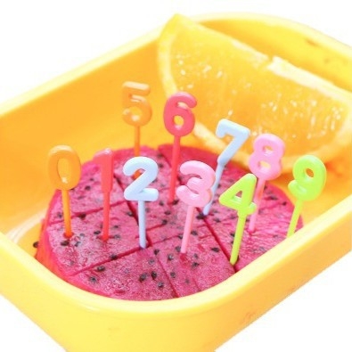Furculițe de fructe din plastic transparent, design creativ, cu mâner rotund și numere de ziua de naștere