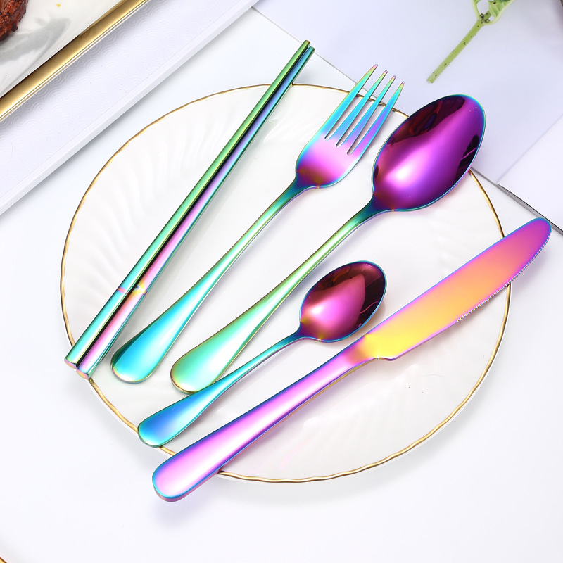 Tacâmuri occidentale din oțel inoxidabil, set de 4 piese într-o cutie cadou (cuțit, furculiță, lingură și linguriță)