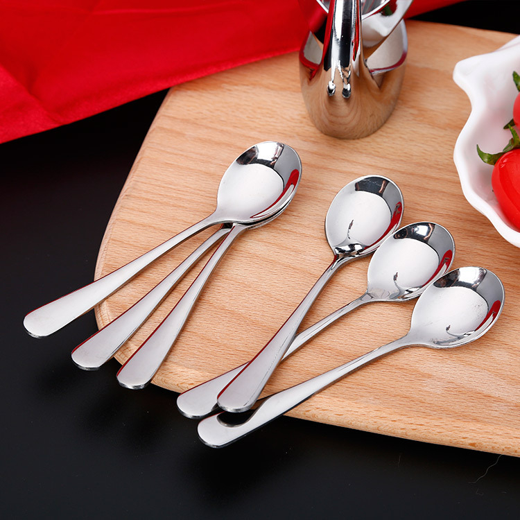 Ornament din aliaj de zinc, în formă de lebădă, cu tacâmuri: furculițe pentru fructe, lingură de desert, lingură pentru tort și bețișoare pentru fructe – set de veselă