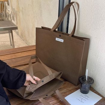 Genți din material nețesut pentru ambalarea hainelor, pungi cadou și pungi de cumpărături personalizabile