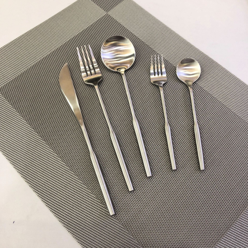 Set de tacâmuri din oțel inoxidabil, în stil nordic, format din trei piese: cuțit pentru steak, furculiță și lingură