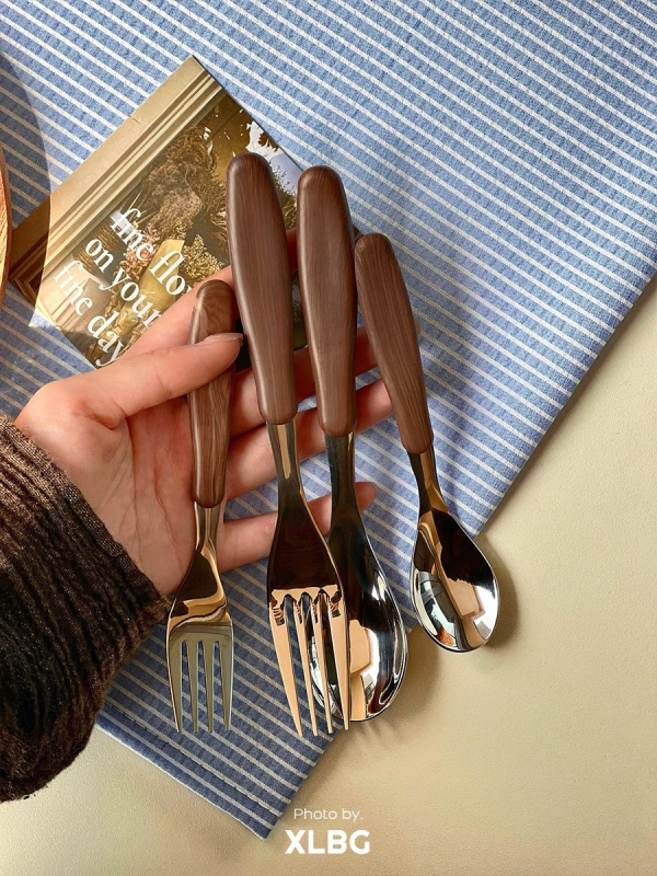 Set de tacâmuri din oțel inoxidabil 304: cuțit, furculiță și lingură, finisaj lemnos, stil occidental