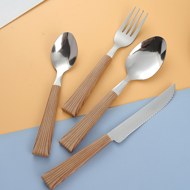 Set din oțel inoxidabil: cuțit pentru steak, furculiță și două linguri cu mânere pătrate, imitatie lemn