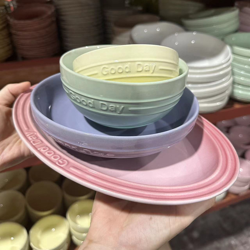 Set ceramic de masă cu gradient, boluri pentru tăiței, supă și orez și farfurii – colecție elegantă și atrăgătoare de veselă