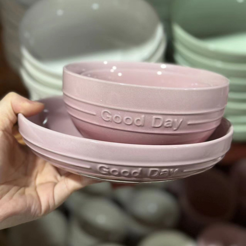 Set ceramic de masă cu gradient, boluri pentru tăiței, supă și orez și farfurii – colecție elegantă și atrăgătoare de veselă