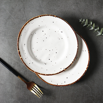 Vlastné porcelánové taniere na večeru a dezert – minimalistické kruhové keramické riady pre hotel a domov