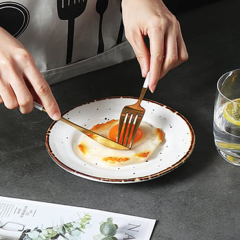 Vlastné porcelánové taniere na večeru a dezert – minimalistické kruhové keramické riady pre hotel a domov