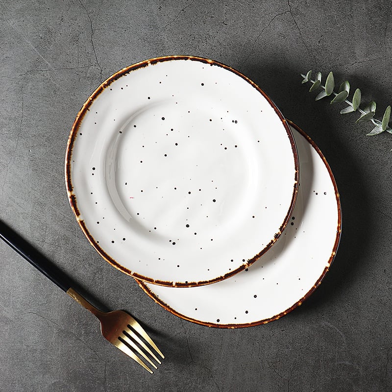 Vlastné porcelánové taniere na večeru a dezert – minimalistické kruhové keramické riady pre hotel a domov