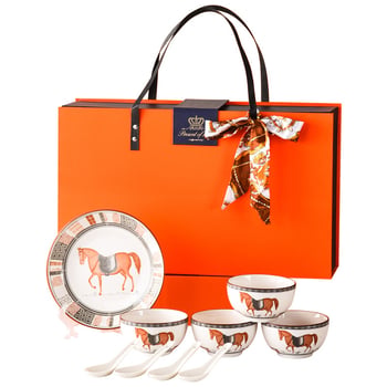 Vlastný set riadu z kostného porcelánu s logom – darčeková krabička, tanierov, misiek a lyžíc