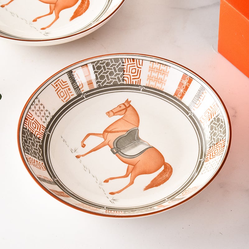 Vlastný set riadu z kostného porcelánu s logom – darčeková krabička, tanierov, misiek a lyžíc