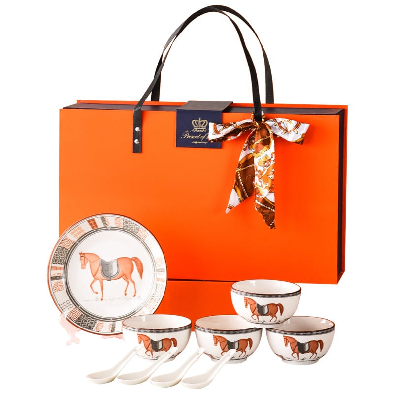 Vlastný set riadu z kostného porcelánu s logom – darčeková krabička, tanierov, misiek a lyžíc