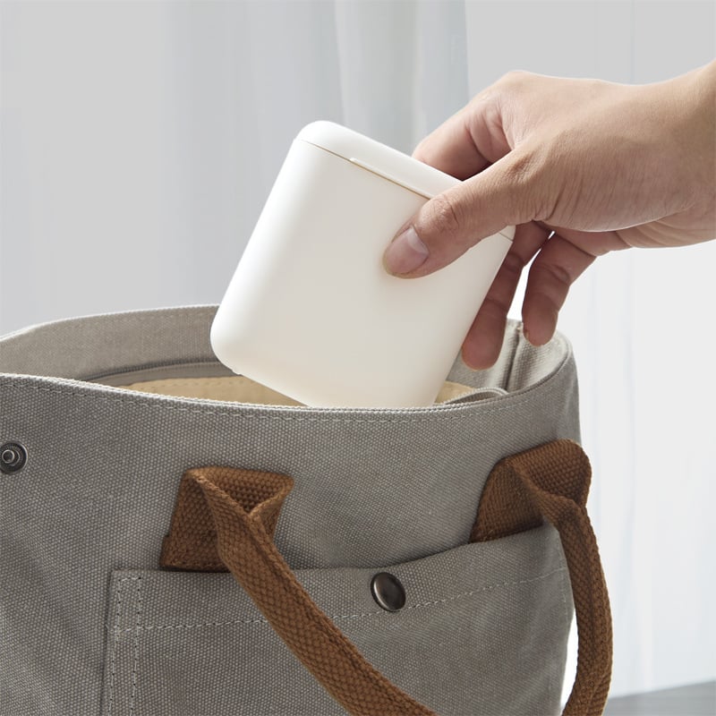 Viacúčelová úložná skrinka na dátové káble a slúchadlá; prenosný organizér s krytom; moderný, kompaktný dizajn.