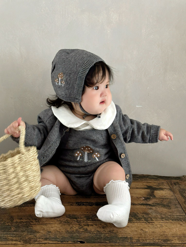 Újszülött baba, koreai stílusú hímzett kötött kardigán és pántos overál – két részes szett tavasz-őszre