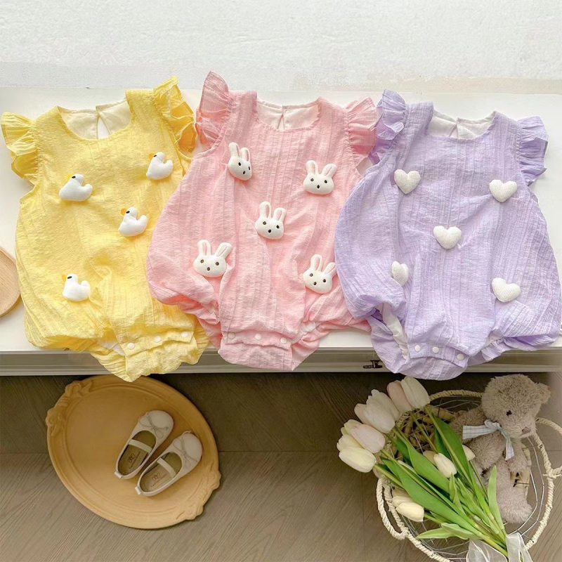 Csecsemő nyári egyrészes overál rövid ujjakkal, könnyű anyag; külső: 85% Tencel, 15% nylon; bélés: 100% pamut; 1–3 éveseknek (80–100 cm)