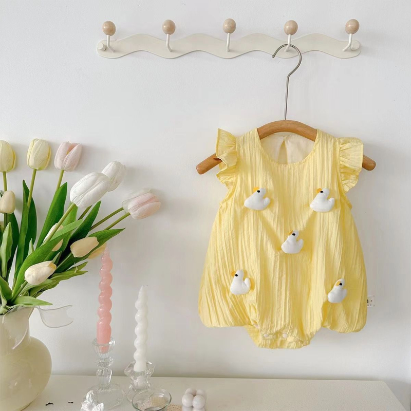 Csecsemő nyári egyrészes overál rövid ujjakkal, könnyű anyag; külső: 85% Tencel, 15% nylon; bélés: 100% pamut; 1–3 éveseknek (80–100 cm)
