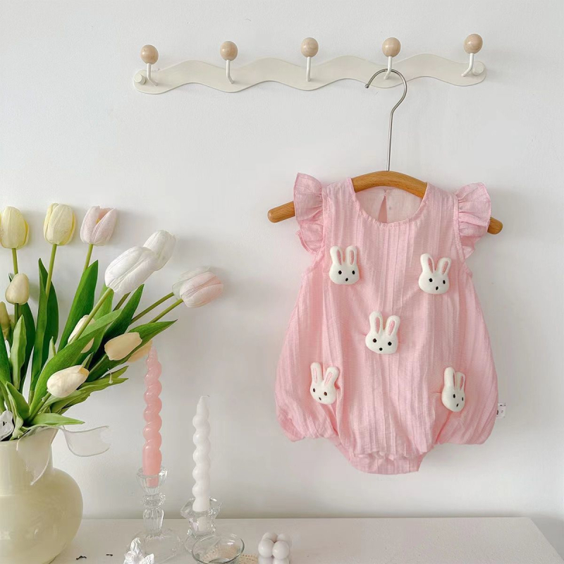 Csecsemő nyári egyrészes overál rövid ujjakkal, könnyű anyag; külső: 85% Tencel, 15% nylon; bélés: 100% pamut; 1–3 éveseknek (80–100 cm)