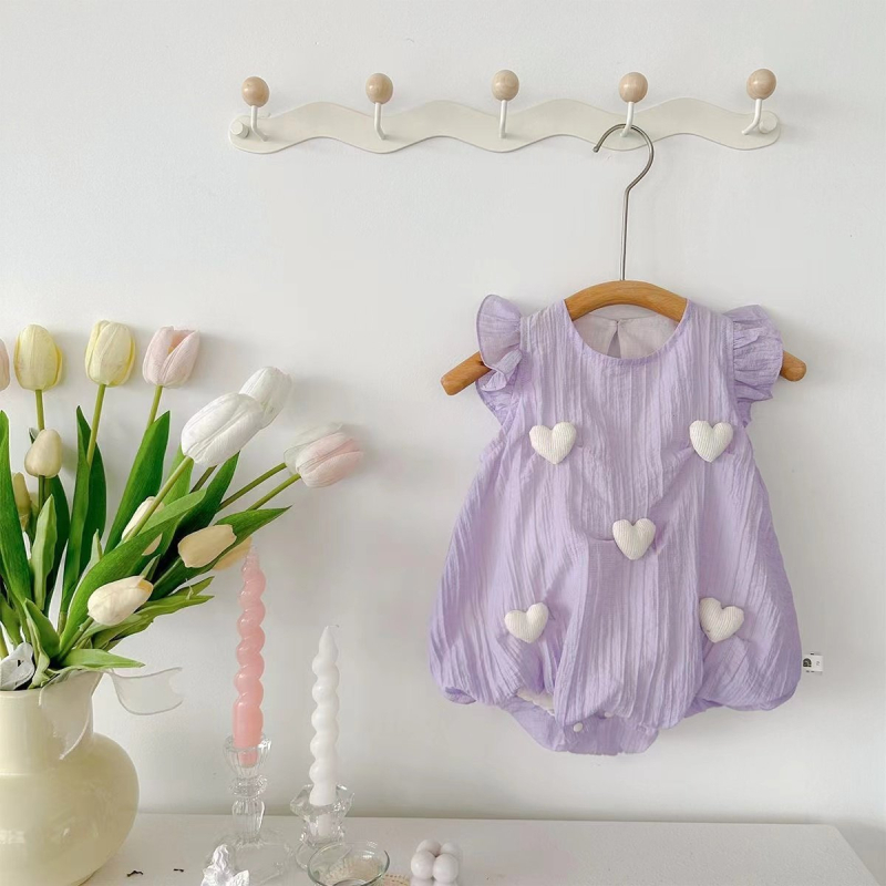 Csecsemő nyári egyrészes overál rövid ujjakkal, könnyű anyag; külső: 85% Tencel, 15% nylon; bélés: 100% pamut; 1–3 éveseknek (80–100 cm)