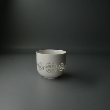 Čajová šálka z celadónového porcelánu pre domáce použitie, elegantná s dutým vzorom v čínskom štýle
