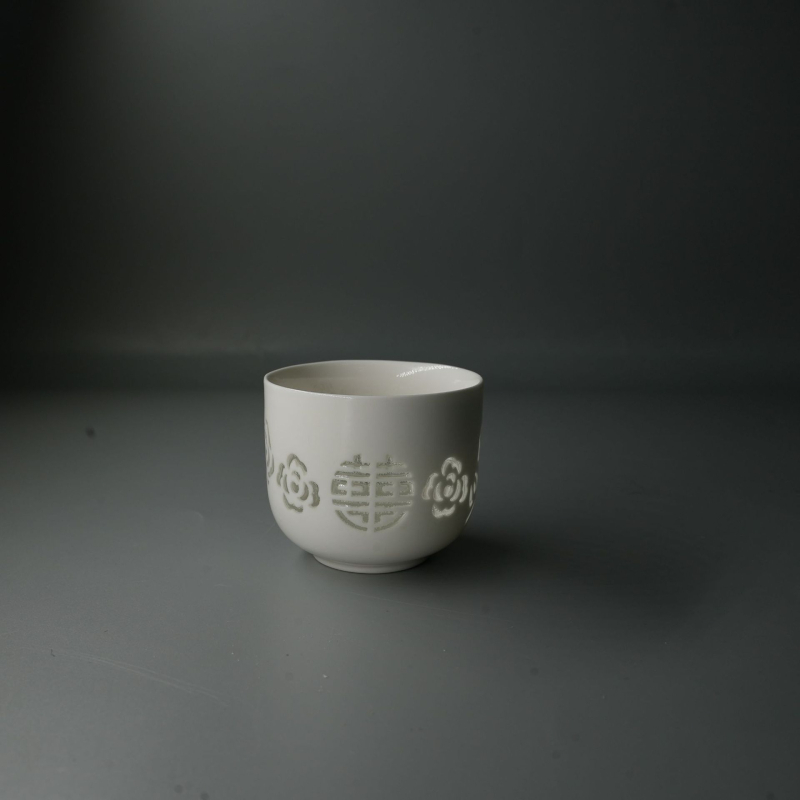 Čajová šálka z celadónového porcelánu pre domáce použitie, elegantná s dutým vzorom v čínskom štýle