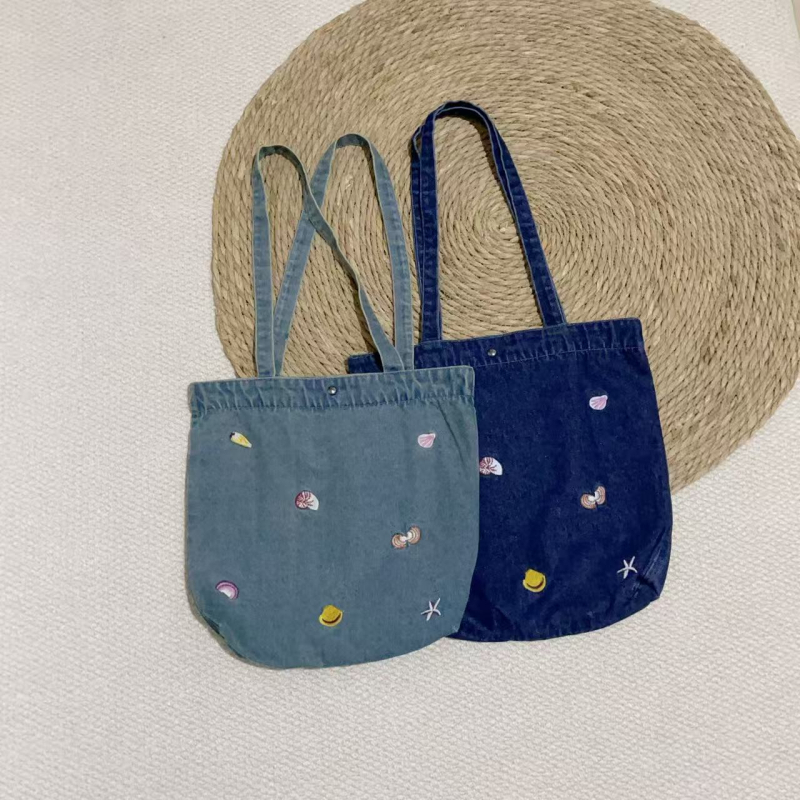 Denim torba preko ramena - casual tote s našivenim motivom školjke i hobotnice