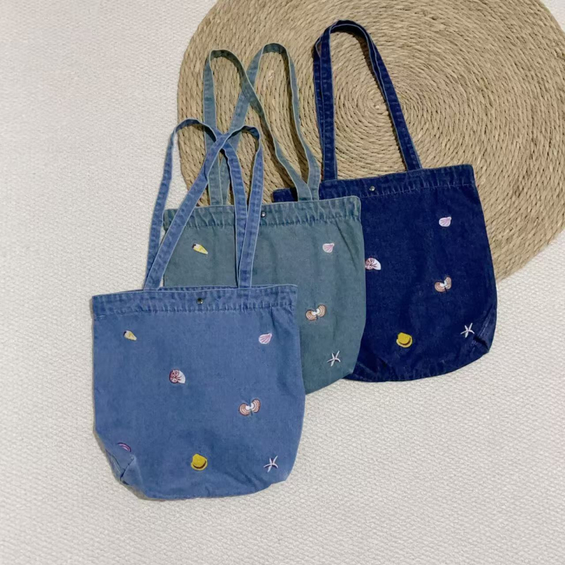 Denim torba preko ramena - casual tote s našivenim motivom školjke i hobotnice