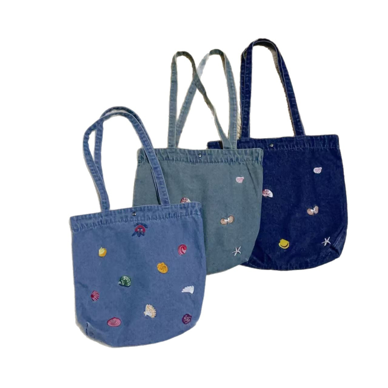 Denim torba preko ramena - casual tote s našivenim motivom školjke i hobotnice