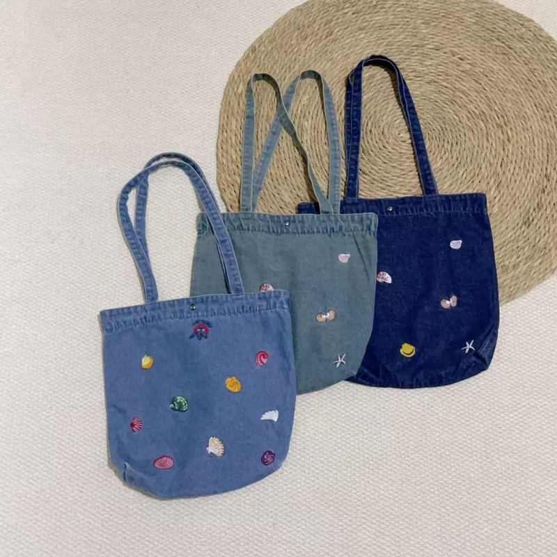 Denim torba preko ramena - casual tote s našivenim motivom školjke i hobotnice