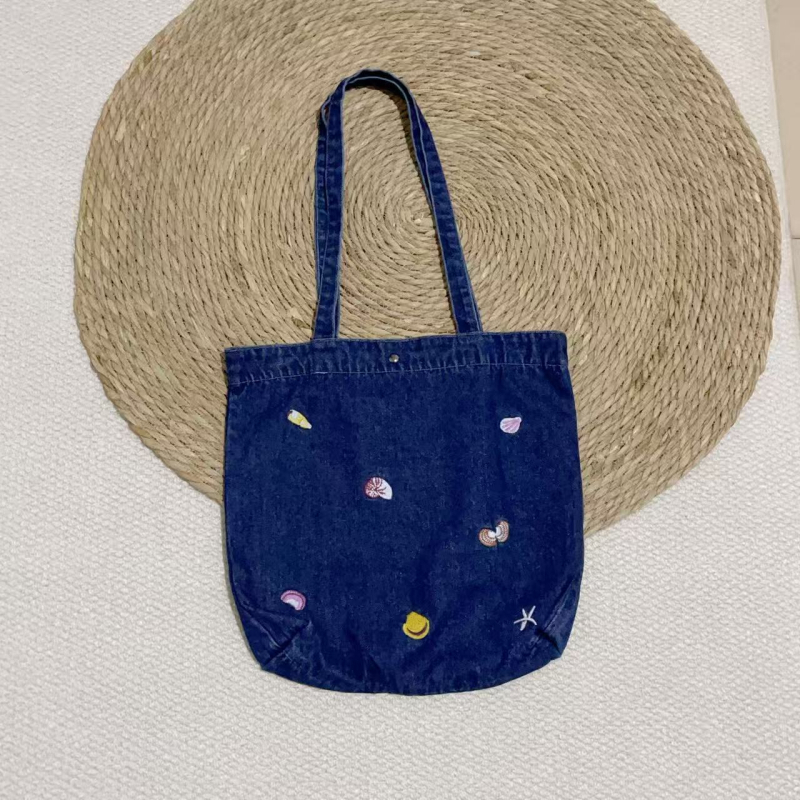 Denim torba preko ramena - casual tote s našivenim motivom školjke i hobotnice