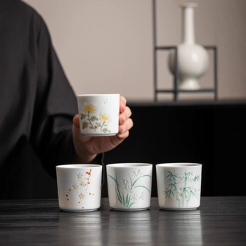 Ručne maľovaná porcelánová čajová šálka s motívom štyroch vznešených rastlín: slivka, orchidea, bambus a krizantéma