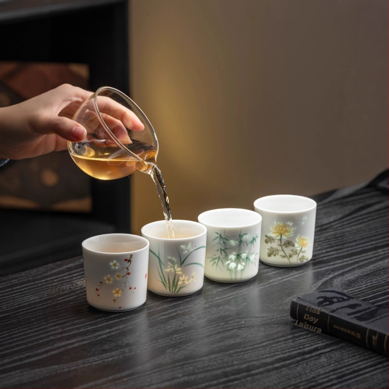 Ručne maľovaná porcelánová čajová šálka s motívom štyroch vznešených rastlín: slivka, orchidea, bambus a krizantéma