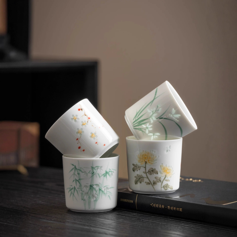 Ručne maľovaná porcelánová čajová šálka s motívom štyroch vznešených rastlín: slivka, orchidea, bambus a krizantéma