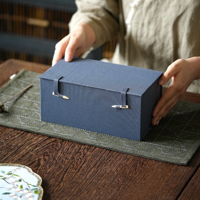 Porcelánová váza s obalovým boxom, starožitné kultúrne ozdoby a socha Budhu, modrý ľanový brokátový box, veľká prázdna darčeková krabička