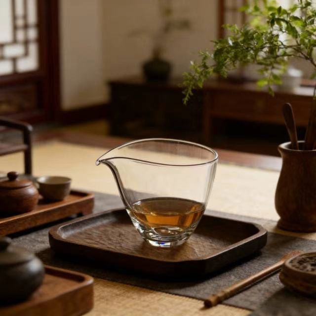 Set Kung Fu din sticlă borosilicat de înaltă rezistență, în formă de lacrimă de apă, cu dispozitiv de distribuție a ceaiului, tavă de ceai și cești de degustare.