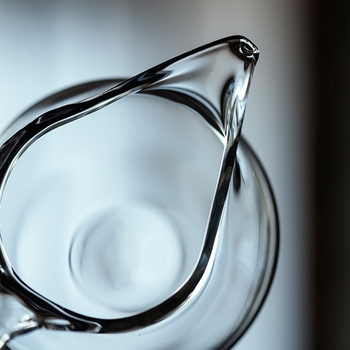ceașcă de distribuție a ceaiului, din sticlă borosilicat rezistentă la căldură, realizată manual, cu mâner, sticlă turnată
