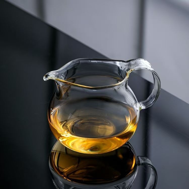 ceașcă de distribuție a ceaiului, din sticlă borosilicat rezistentă la căldură, realizată manual, cu mâner, sticlă turnată