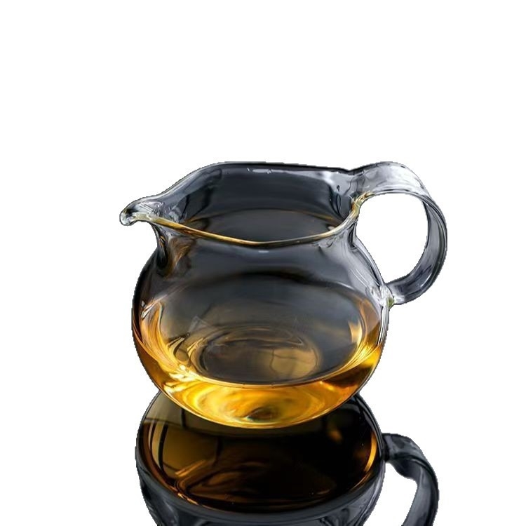 ceașcă de distribuție a ceaiului, din sticlă borosilicat rezistentă la căldură, realizată manual, cu mâner, sticlă turnată