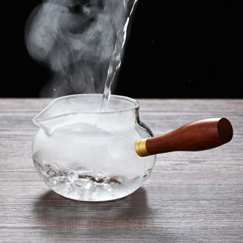 Set Gongfu pentru ceai din sticlă borosilicat rezistentă la căldură, cu mâner lateral din lemn; include cană de servire a ceaiului și ceașcă de distribuție egală.