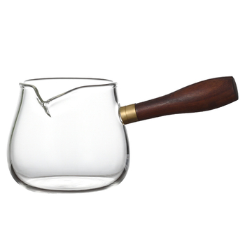 Set Gongfu pentru ceai din sticlă borosilicat rezistentă la căldură, cu mâner lateral din lemn; include cană de servire a ceaiului și ceașcă de distribuție egală.