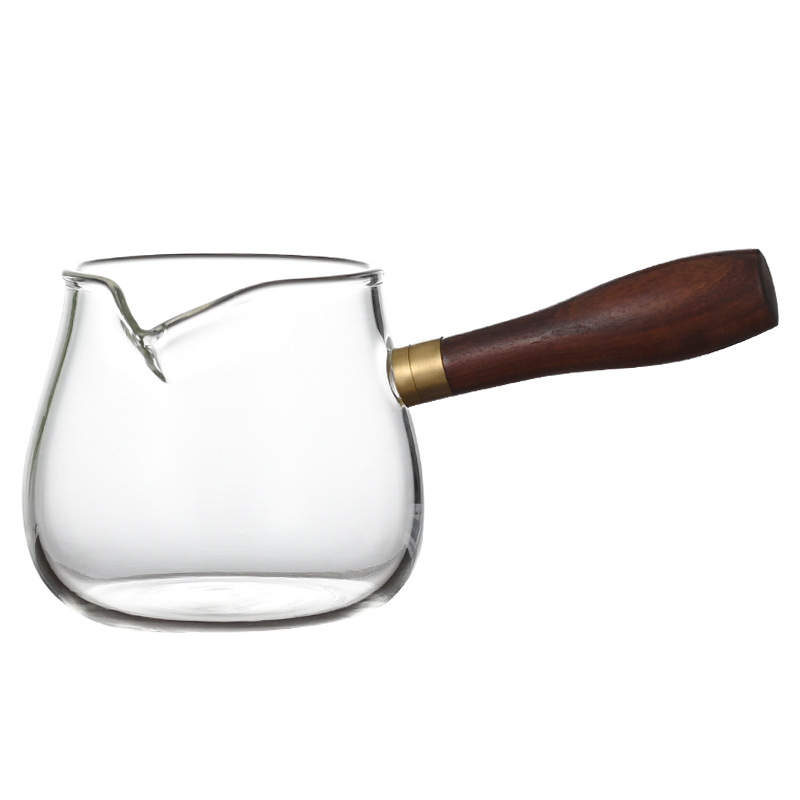 Set Gongfu pentru ceai din sticlă borosilicat rezistentă la căldură, cu mâner lateral din lemn; include cană de servire a ceaiului și ceașcă de distribuție egală.